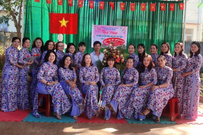 Tập thể CB-GV -NV, học sinh, phụ huynh trường Mẫu giáo Bình Minh chào mừng kỉ niệm ngày 20/11/2020