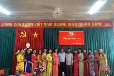 Chi bộ trường Mẫu giáo Bình Minh tổ chức lễ kết nạp Đảng viên mới cho đồng chí Triệu Thị Phượng